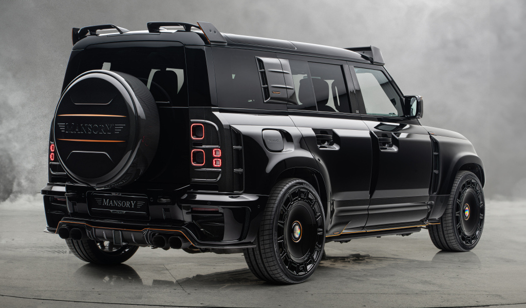 Вид сзади на черный автомобиль Mansory Land Rover Defender 110 Black Edition 2024 года