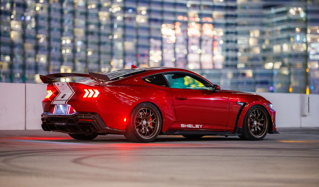 Вид сзади на красный автомобиль  Shelby Super Snake 2024 года