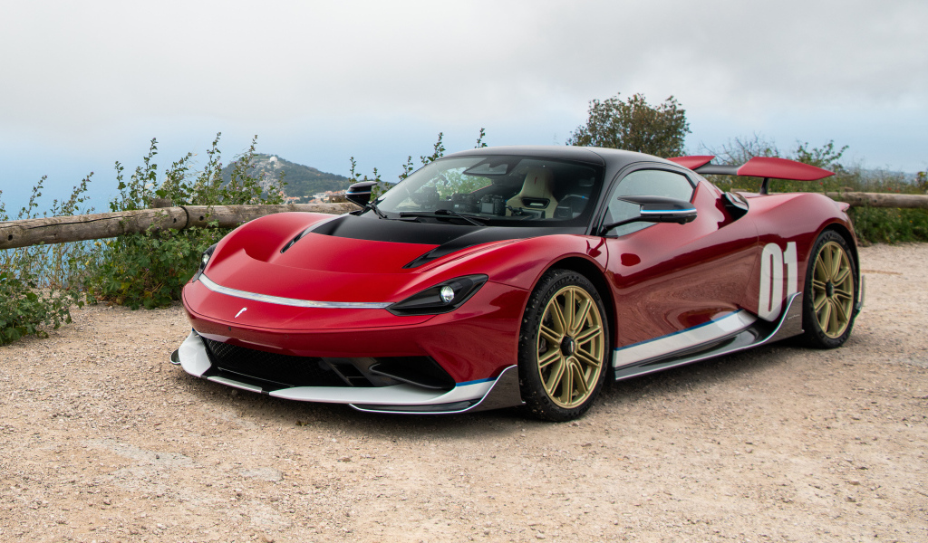 Красный автомобиль Pininfarina Battista Edizione Nino Farina