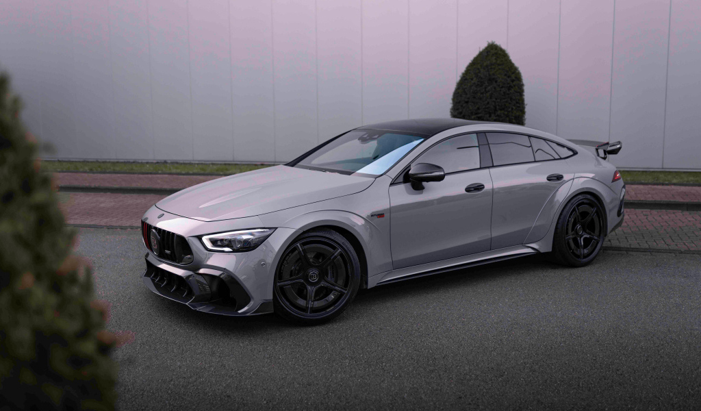 Серебристый автомобиль Brabus Rocket 1000 2024 года