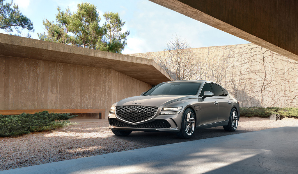 Серебристый автомобиль Genesis G80 AWD