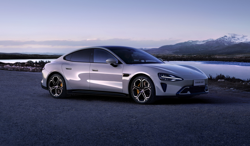 Серебристый автомобиль Xiaomi SU7 2024 года