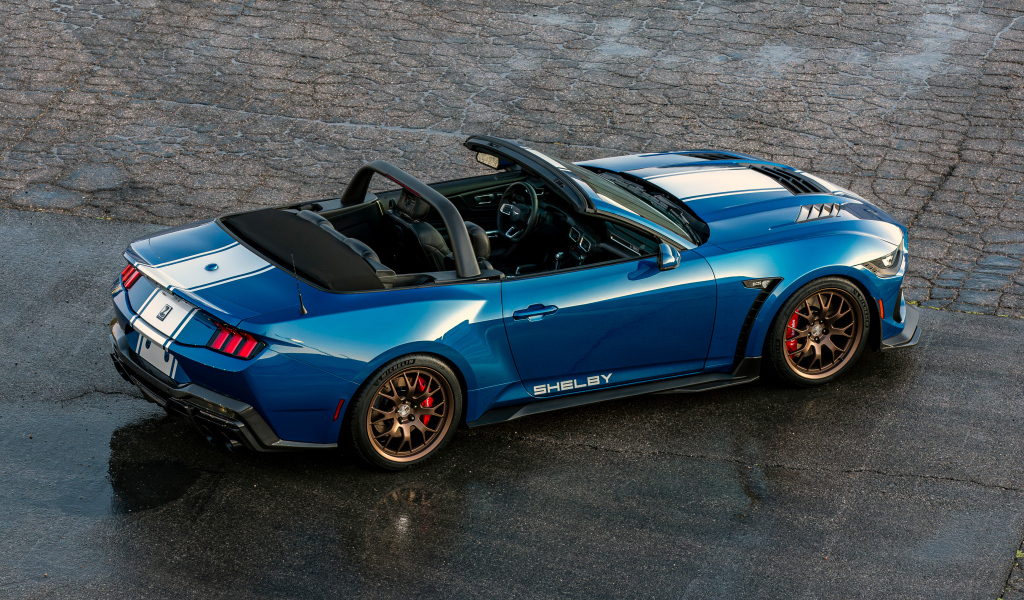 Вид сверху на автомобиль Shelby Super Snake Convertible 2024 года