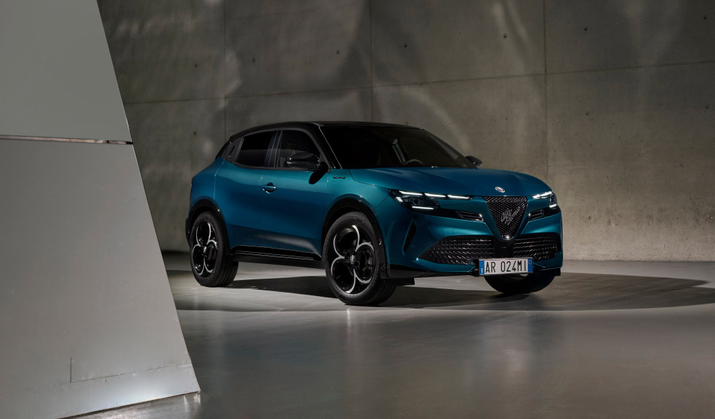 Автомобиль Alfa Romeo Milano Ibrida 2024 года