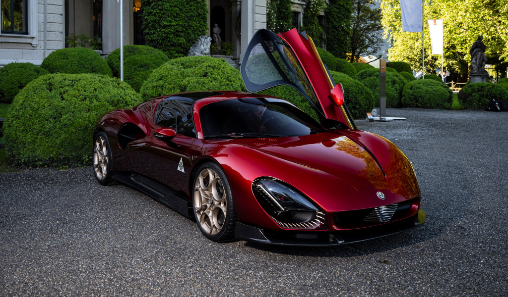 Бордовый автомобиль Alfa Romeo 33 Stradale