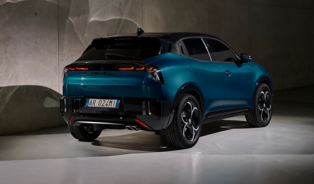 Вид сзади на автомобиль  Alfa Romeo Milano Ibrida 2024 года