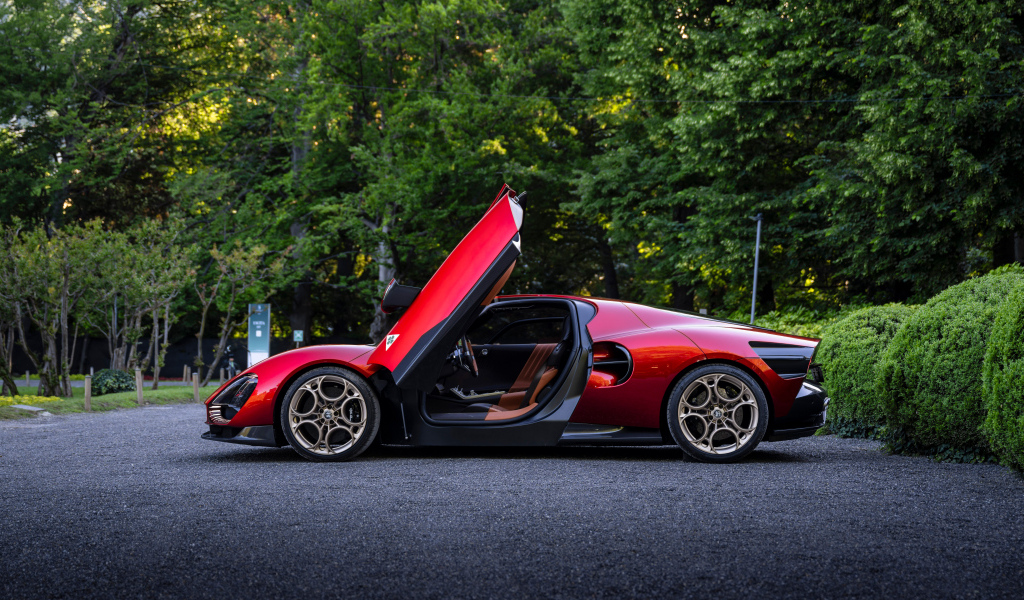 Красный Alfa Romeo 33 Stradale  с открытыми дверями