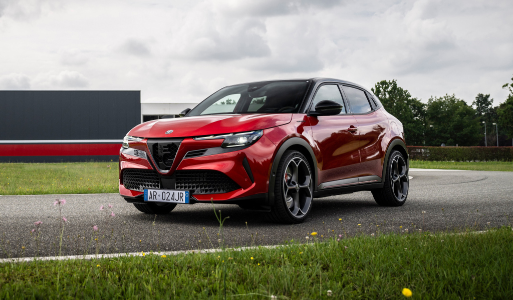 Красный блестящий автомобиль Alfa Romeo Junior Elettrica Veloce 2024 года