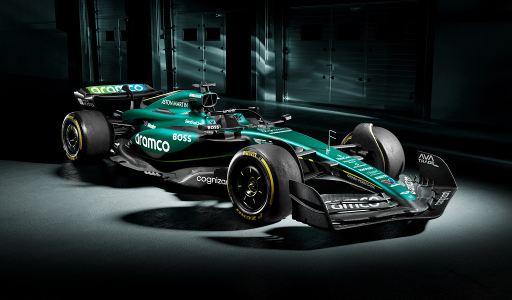 Большой гоночный автомобиль Aston Martin AMR24 2024 года