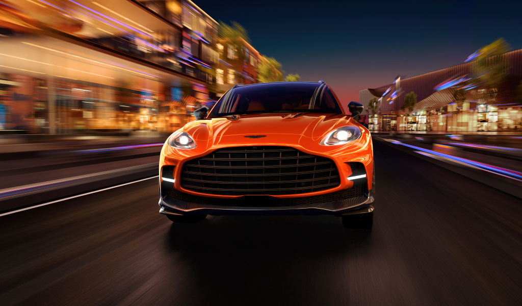 Вид спереди на автомобиль Aston Martin DBX707 2024 года