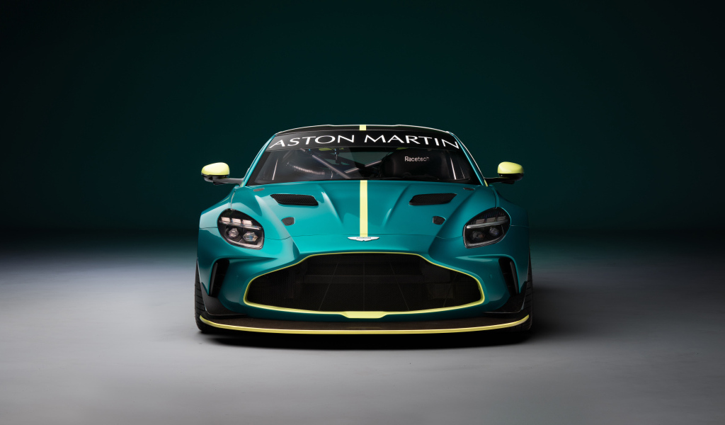 Вид спереди Aston Martin Vantage GT4 2024 года