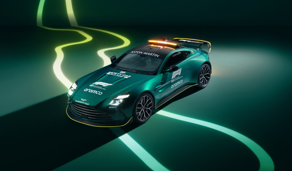 Зеленый гоночный автомобиль Aston Martin Vantage F1 Safety Car 2024 года