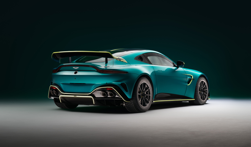 Вид сзади на автомобиль Aston Martin Vantage GT4 2024 года