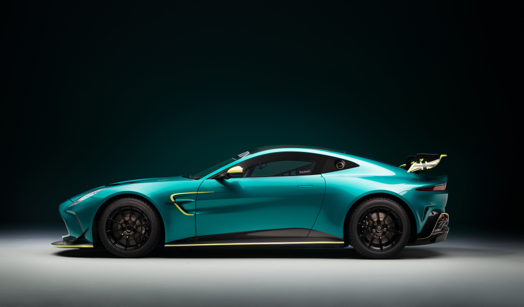 Вид сбоку на автомобиль Aston Martin Vantage GT4 2024 года