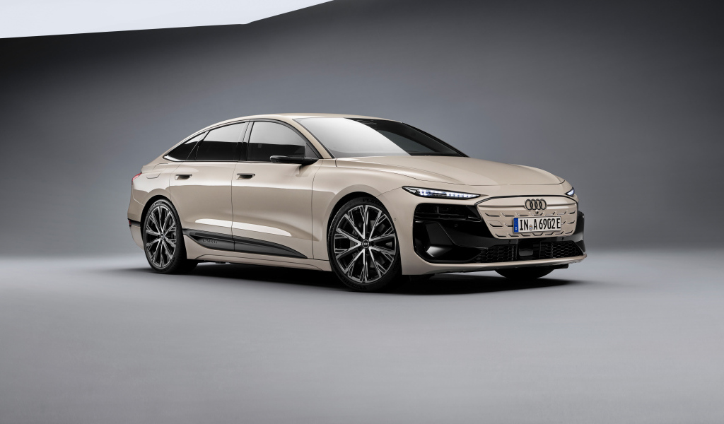 Авто Audi A6 Sportback e-tron performance 2024 года на сером фоне