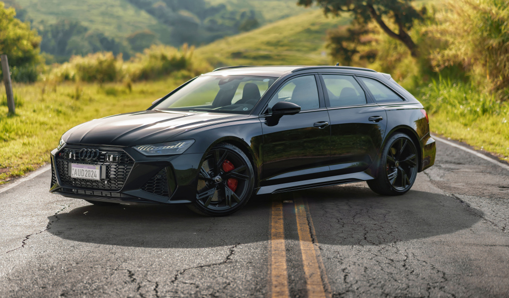 Автомобиль Audi RS 6 Avant Performance 2024  года на дороге