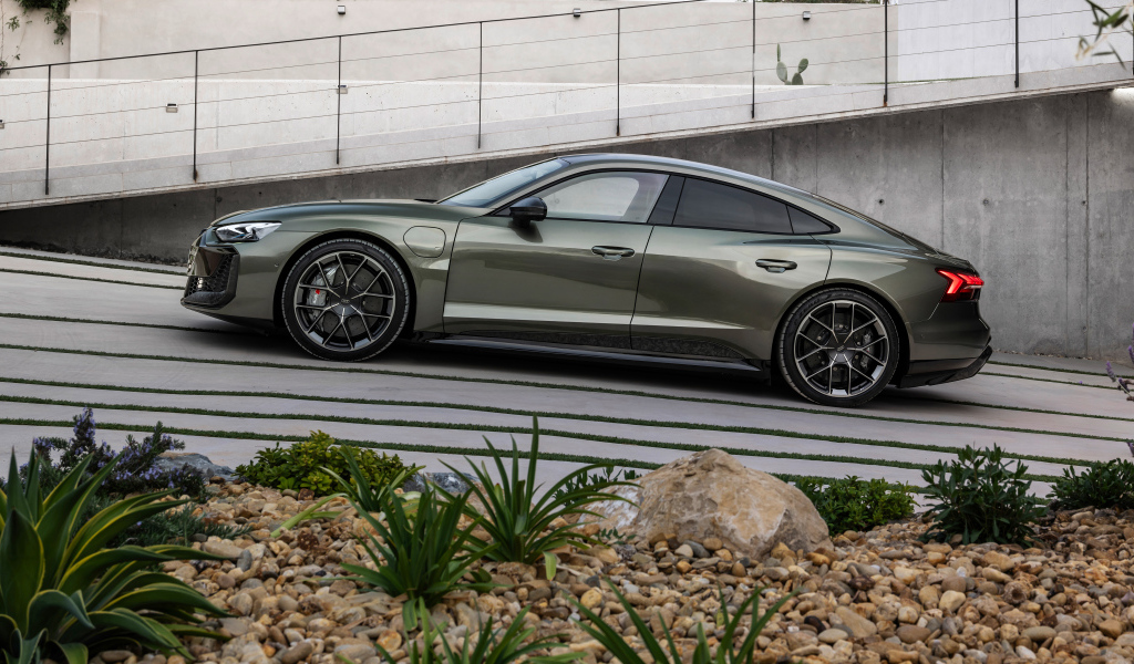 Вид сбоку на автомобиль Audi RS e-tron GT performance 2024 года