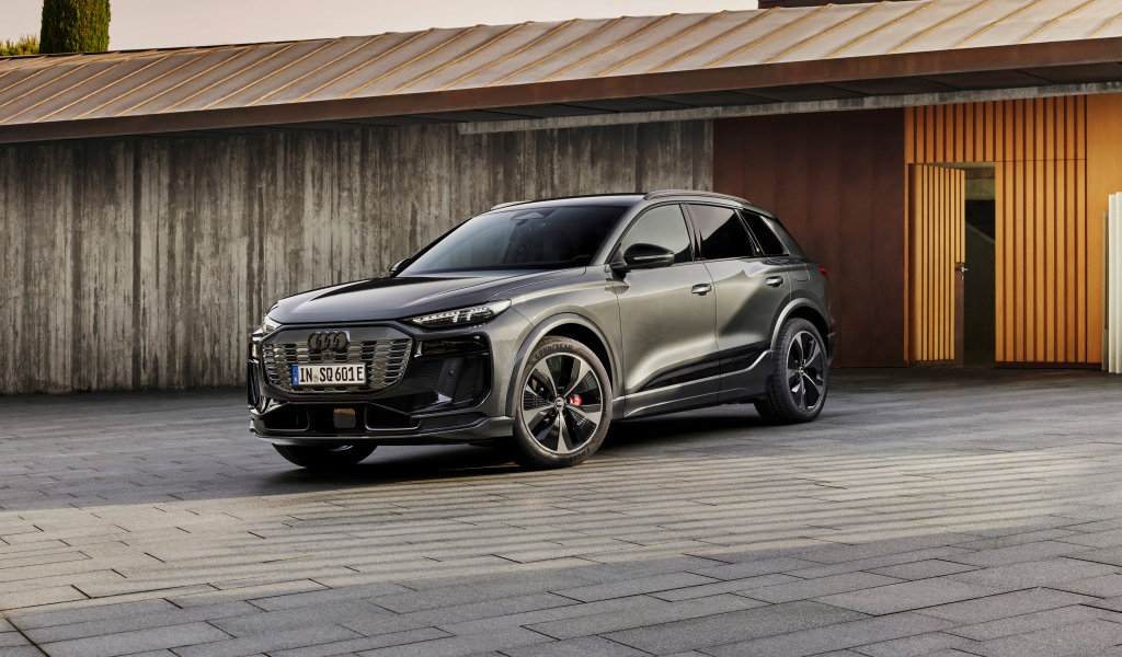 Автомобиль Audi SQ6 E-Tron 2024 года у стены