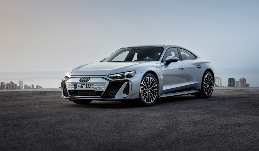 Серебристый автомобиль Audi S e-tron GT 2024 года