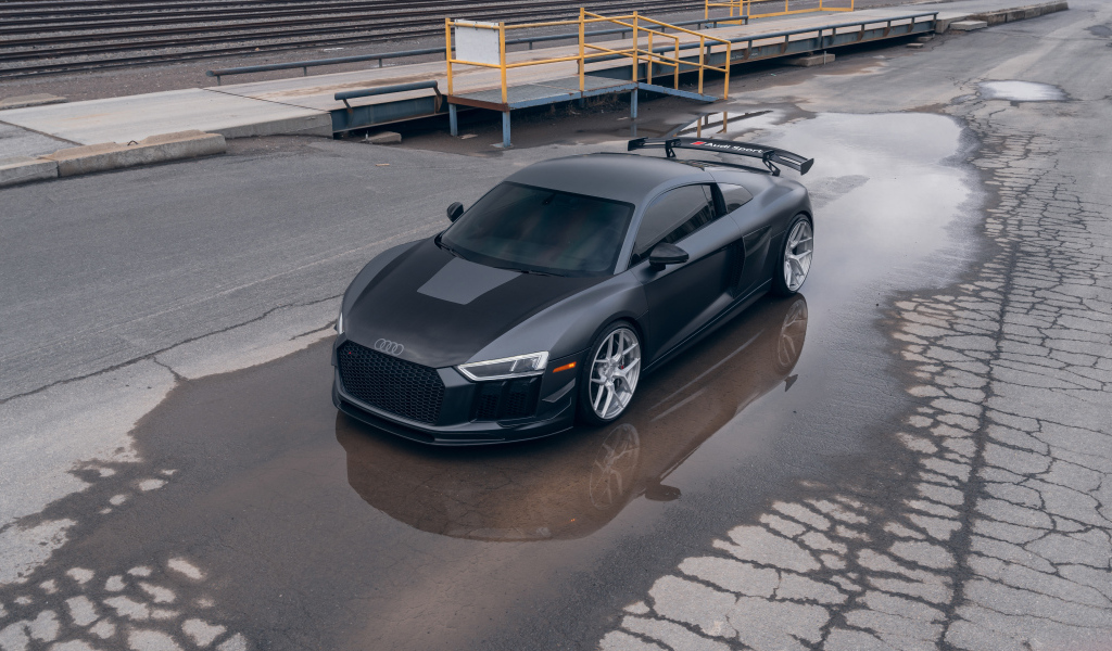 Автомобиль Audi R8 Velgen Wheels в луже