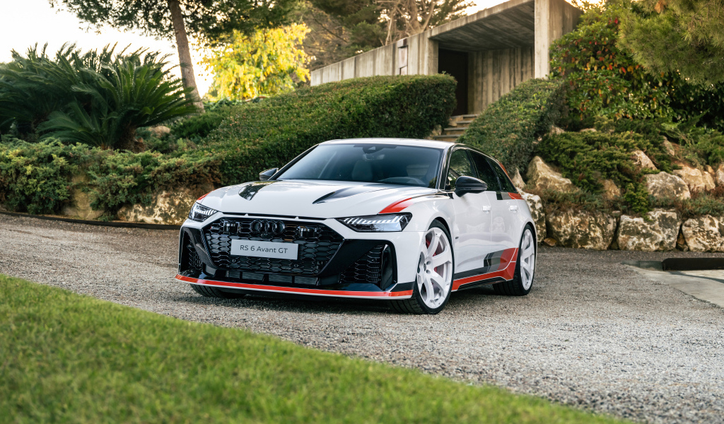 Автомобиль Audi RS 6 Avant GT 2024 года у дома