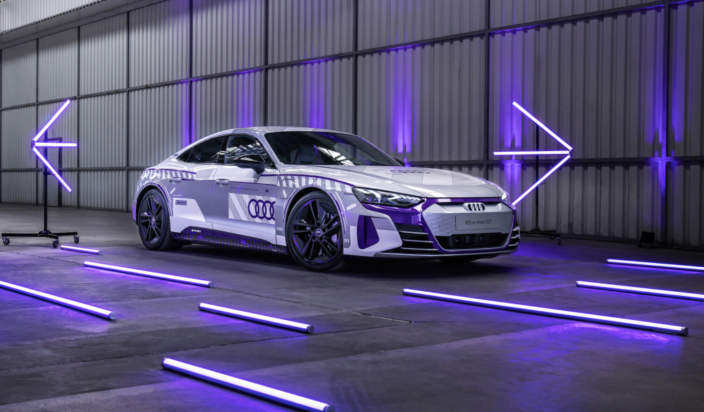 Гоночный автомобиль Audi RS E-Tron GT в гараже