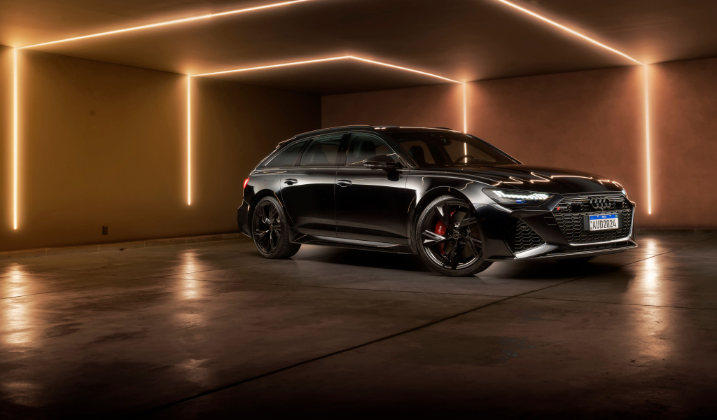 Черный автомобиль Audi RS 6 Avant Performance 2024 года