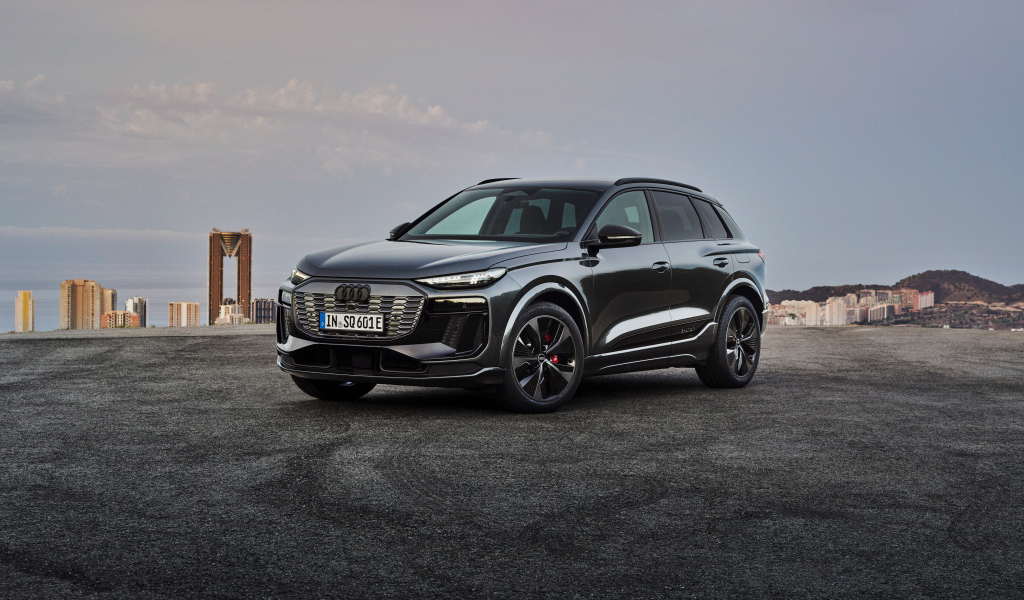 Черный автомобиль Audi SQ6 E-Tron 2024  года