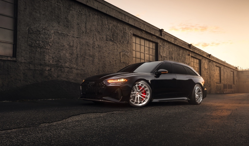 Черный автомобиль Audi RS7