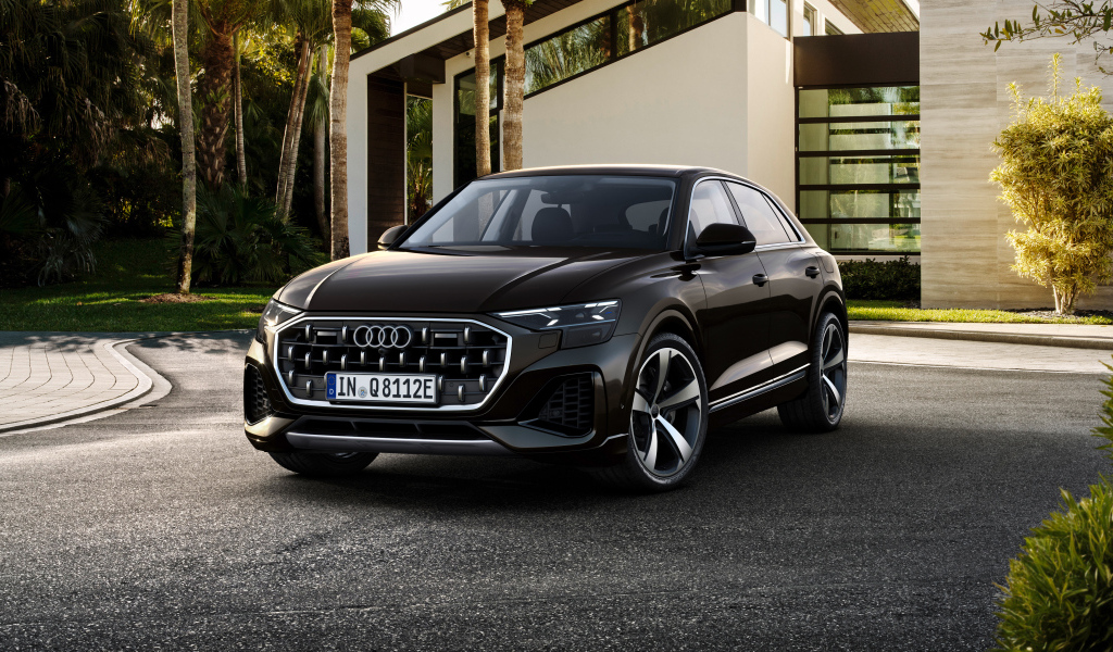 Черный автомобиль  Audi Q8 55 TFSI E Quattro 2024 года