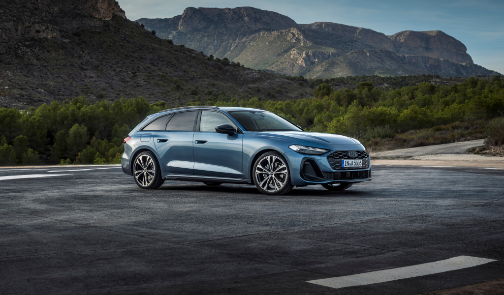 Синий автомобиль Audi A5 Avant TFSI quattro S line 2024 года на фоне гор