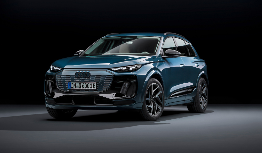 Вид спереди на автомобиль Audi Q6 E-Tron Quattro S Line 2024 года