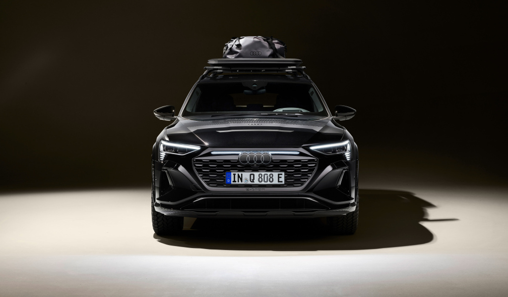 Вид спереди на автомобиль Audi Q8 E-Tron Edition Dakar 2024 года