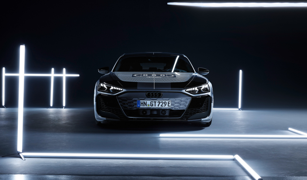 Вид спереди на автомобиль  Audi RS E-Tron GT Prototype