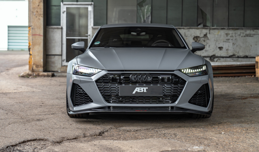 Вид спереди на серый автомобиль  ABT Audi RS7-S 2024 года