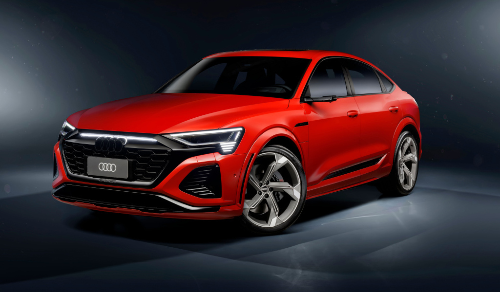 Вид спереди на красный автомобиль Audi SQ8 Sportback E-Tron Quattro 2024 года