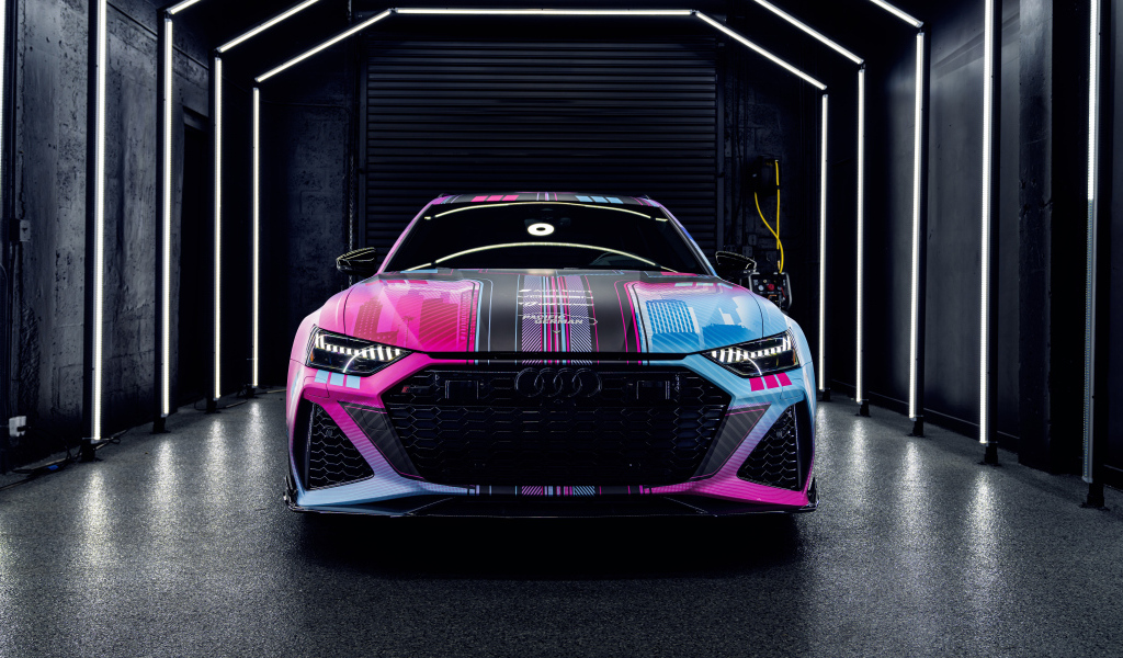 Разноцветный автомобиль Audi RS6  вид спереди