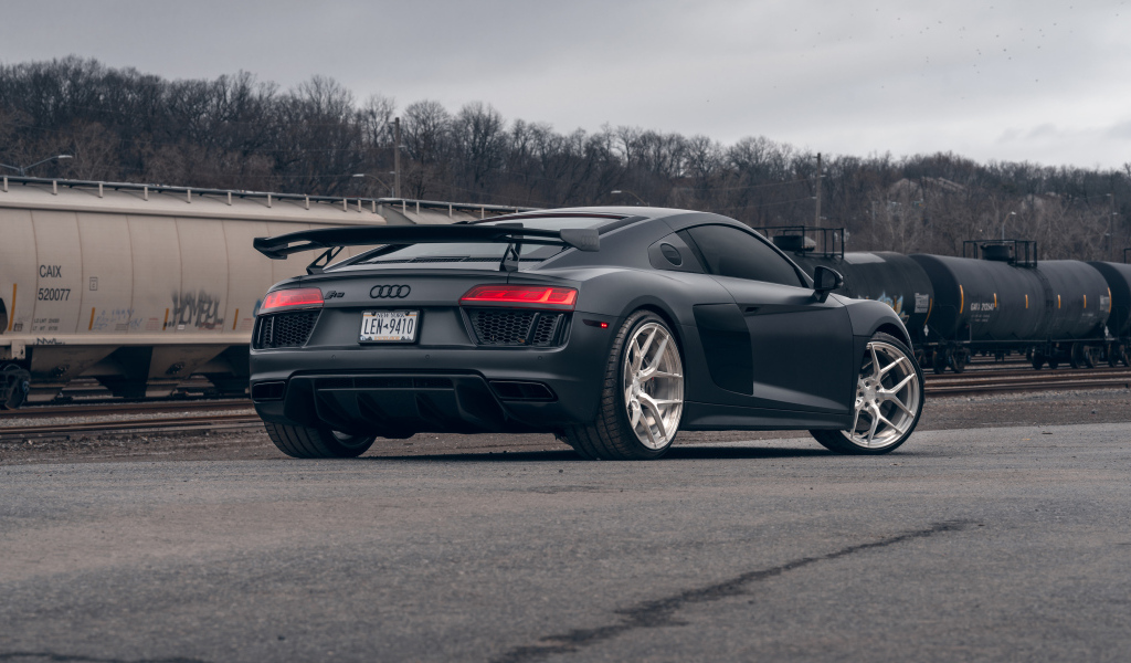 Вид сзади на автомобиль Audi R8 Velgen Wheels