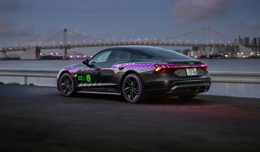 Вид сзади на автомобиль Audi RS E-Tron GT FC Bayern Concept