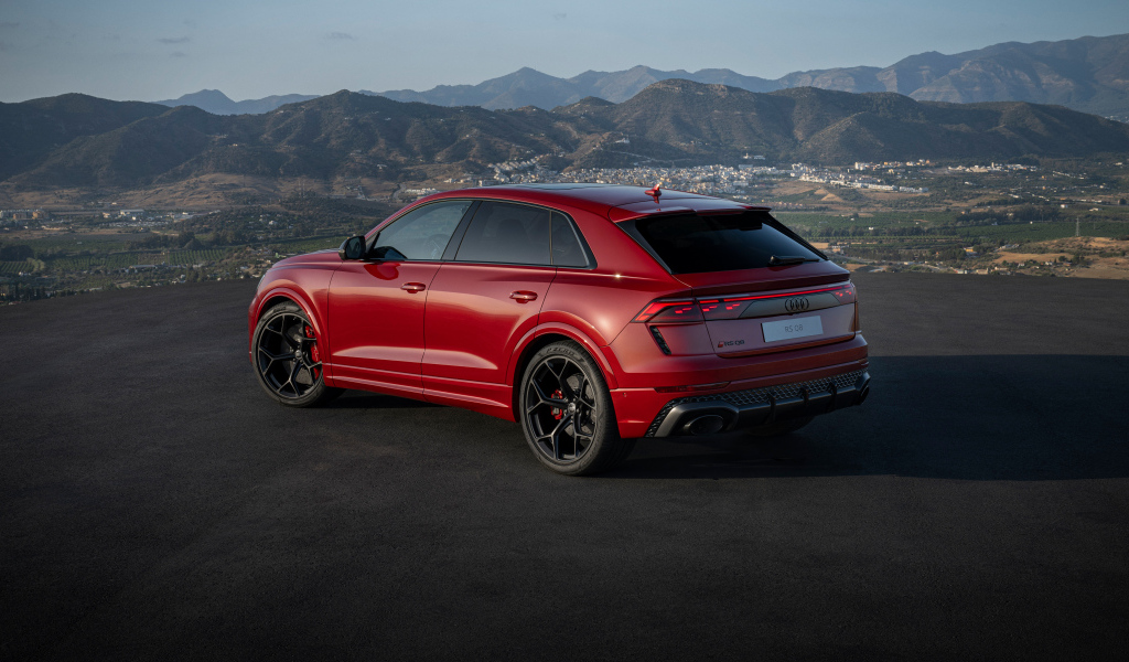 Вид сзади на красный автомобиль Audi RS Q8 performance 2024 года