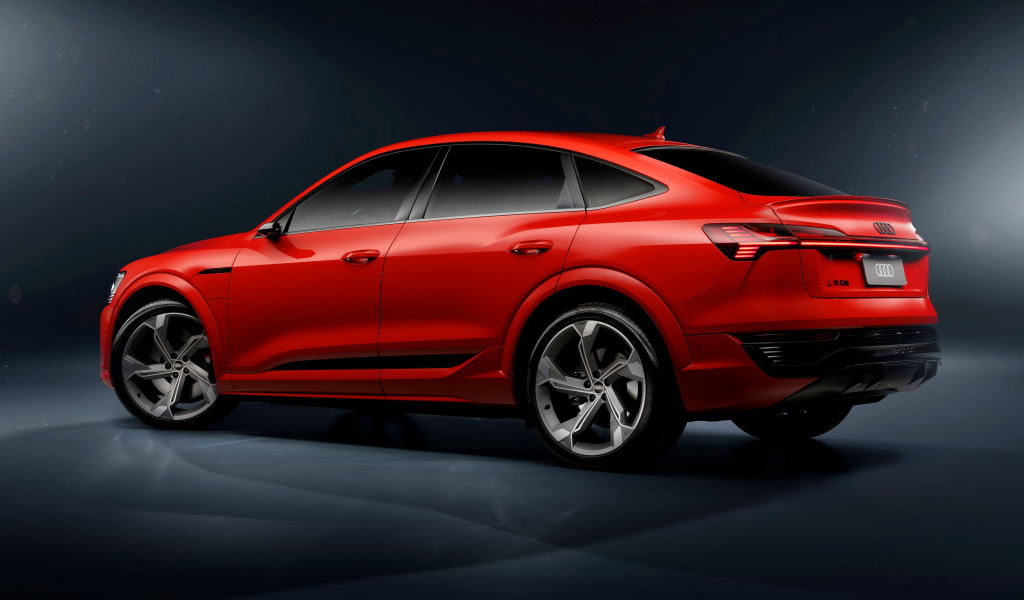 Вид сзади на красный автомобиль Audi SQ8 Sportback E-Tron Quattro 2024 года