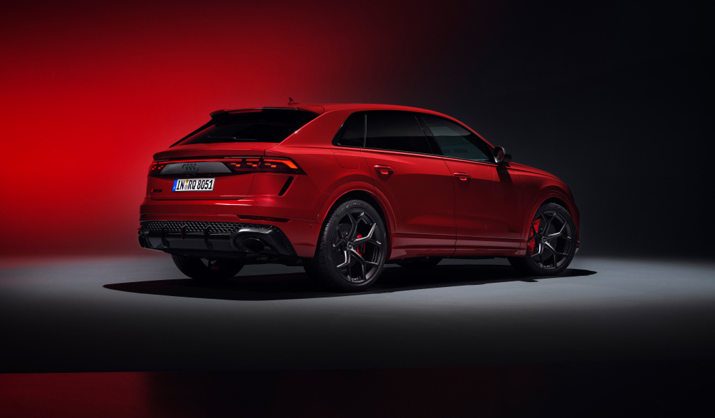 Красный автомобиль Audi RS Q8 performance 2024 года вид сзади