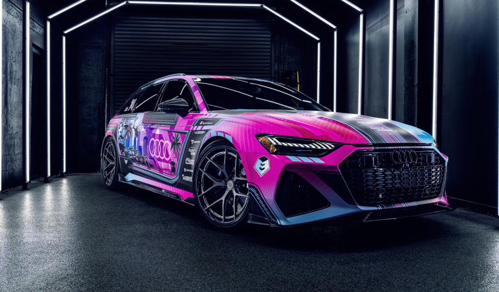 Вид сбоку на разноцветный автомобиль Audi RS6