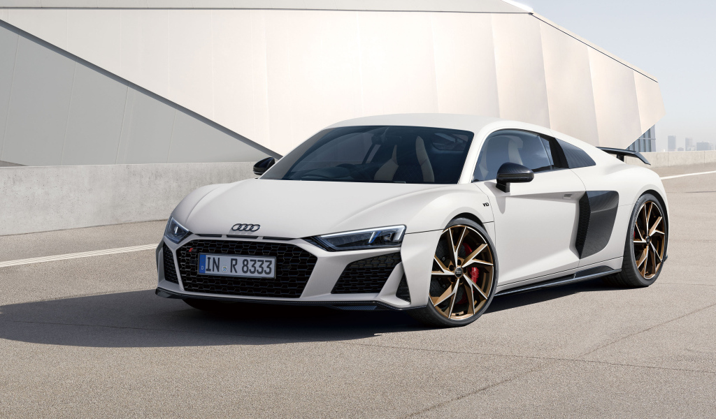 Белый автомобиль Audi R8 V10