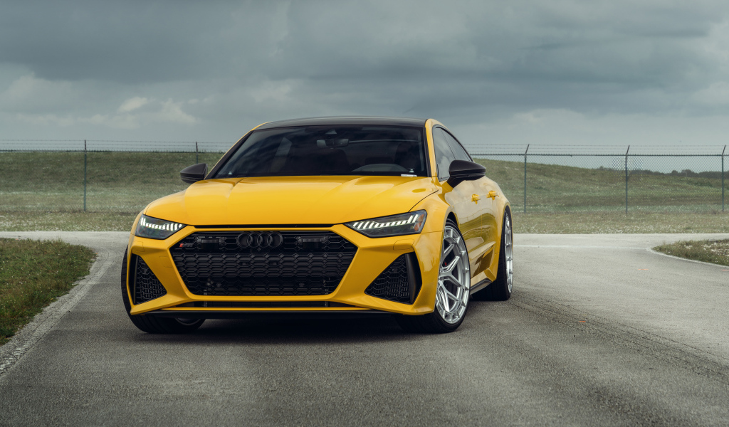 Желтый автомобиль Audi RS7 вид спереди