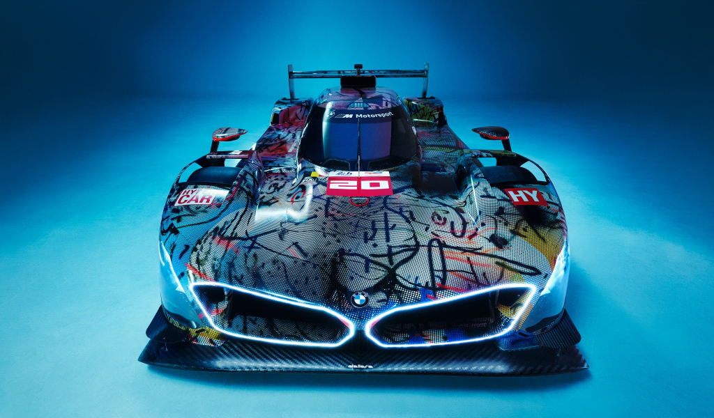 Автомобиль BMW Art Car By Julie Mehretu вблизи