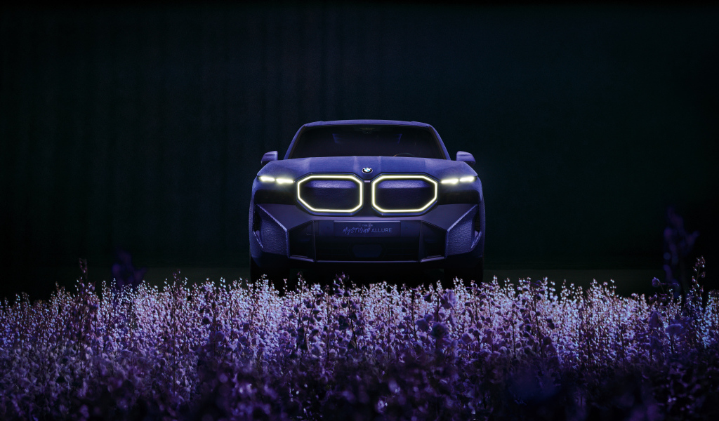 Автомобиль BMW XM Mystique Allure в цветах лаванды вид спереди