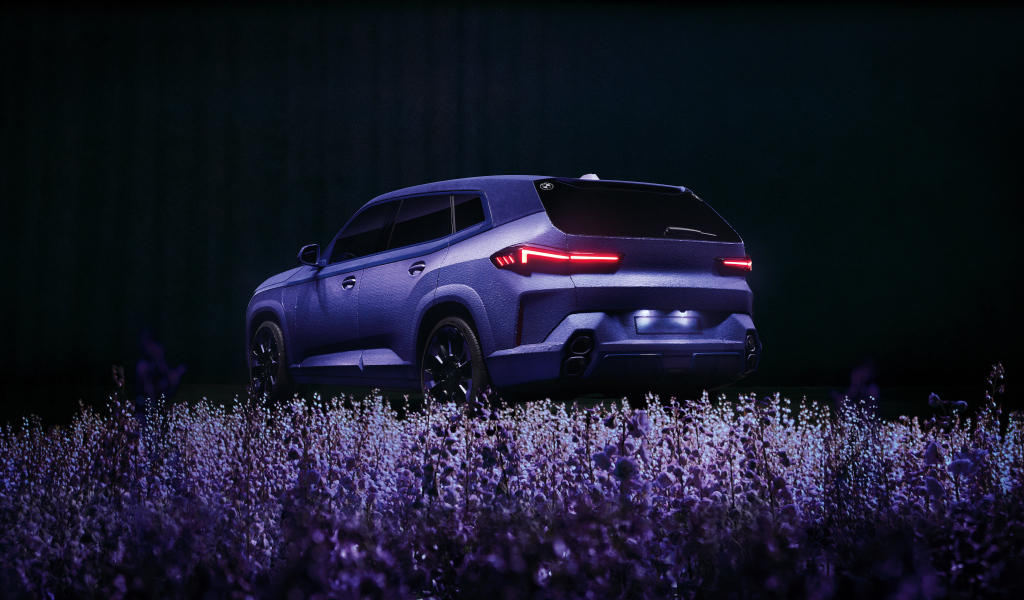 Автомобиль BMW XM Mystique Allure в цветах лаванды вид сзади