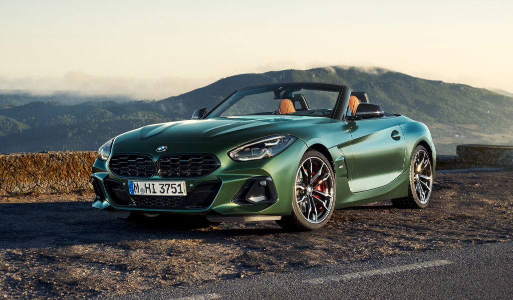 Автомобиль BMW Z4 M40i MT Pure Impulse Edition 2024 года на фоне гор