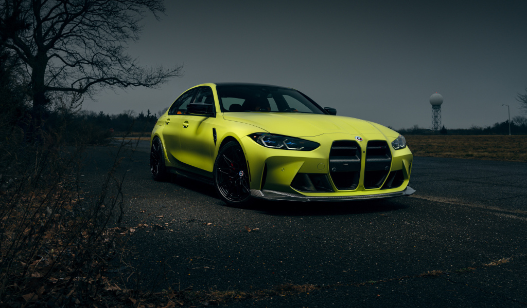 Красивый автомобиль  BMW M3 вечером